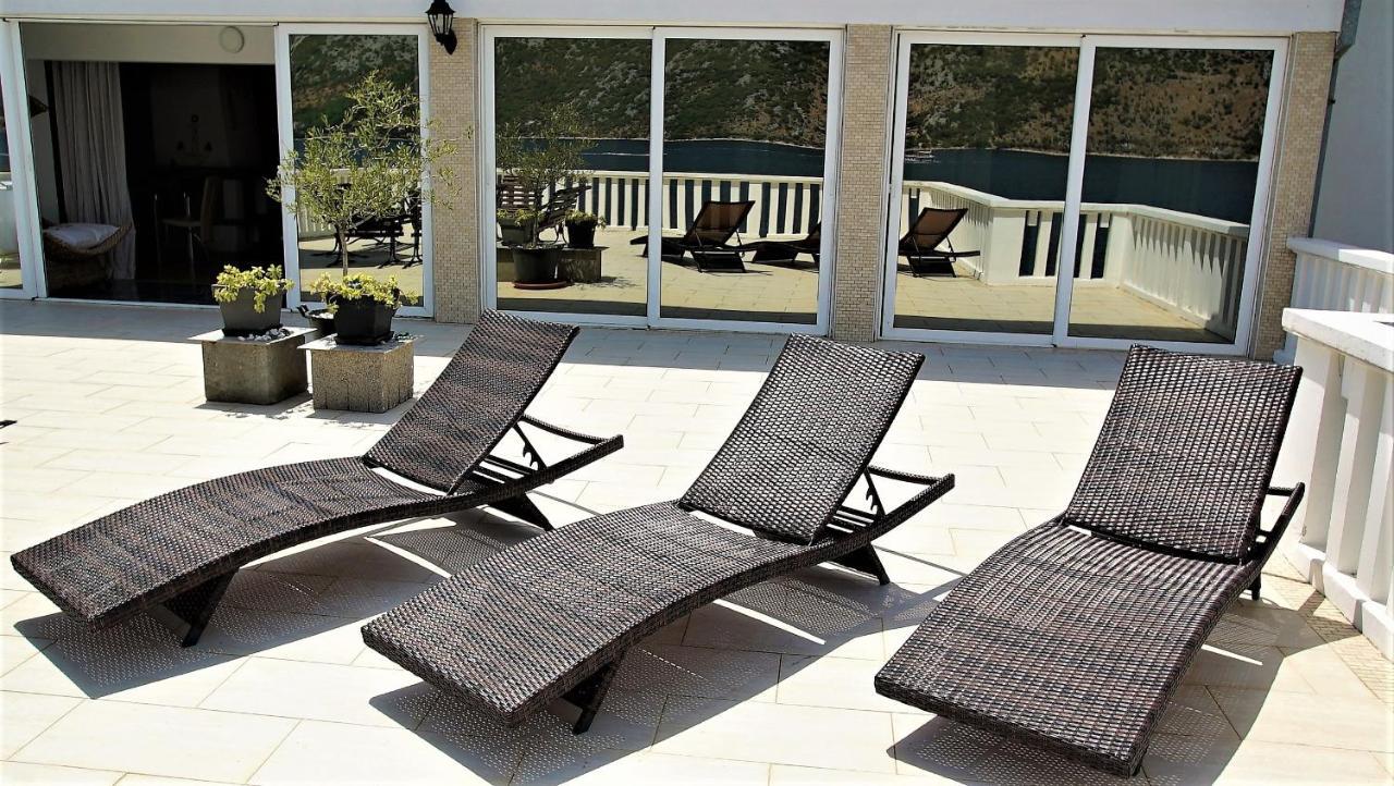 Penthouse Stoliv New Spa-Pool Villa Is Located 5M From The Sea, Exclusive Terrace,Private Jetty Wih Sunbeds, Pebble Beach, Secluded Location Total Area 375M2 At Your Disposal 科托尔 外观 照片