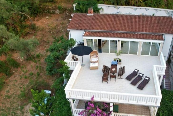Penthouse Stoliv New Spa-Pool Villa Is Located 5M From The Sea, Exclusive Terrace,Private Jetty Wih Sunbeds, Pebble Beach, Secluded Location Total Area 375M2 At Your Disposal 科托尔 外观 照片