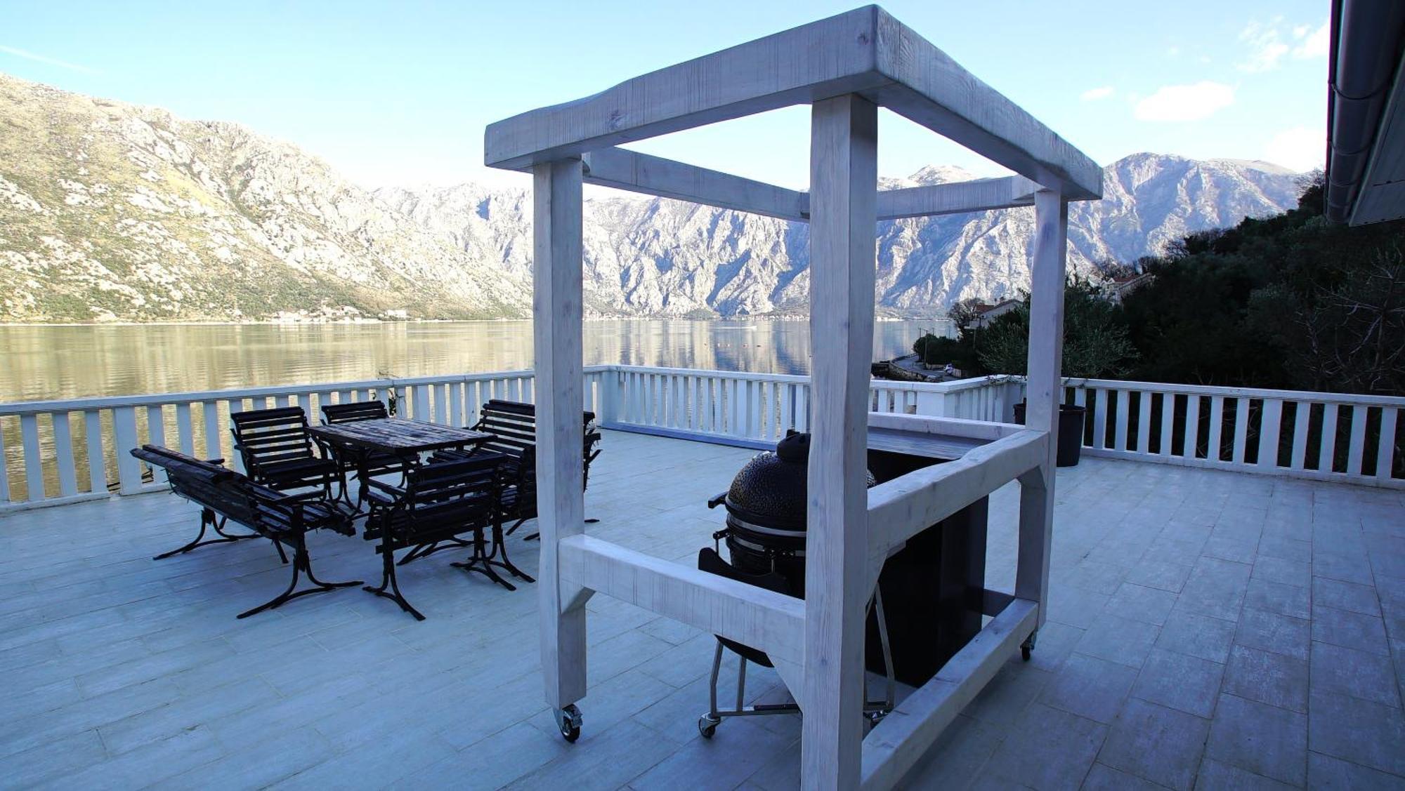 Penthouse Stoliv New Spa-Pool Villa Is Located 5M From The Sea, Exclusive Terrace,Private Jetty Wih Sunbeds, Pebble Beach, Secluded Location Total Area 375M2 At Your Disposal 科托尔 外观 照片